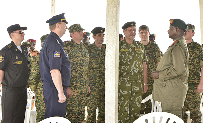 resident useveni shares a light moment with the ussian instructors at abamba rmoured arfare raining chool  hoto