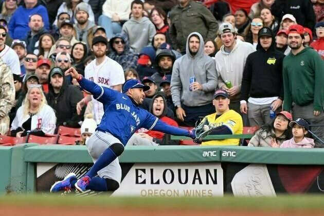 Red Sox push across two runs in 10th to beat Blue Jays