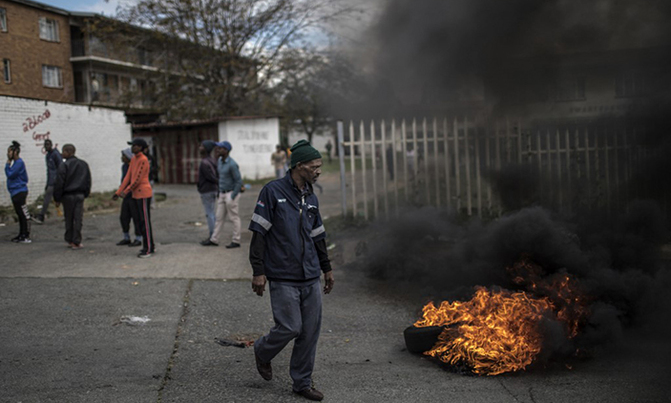 Protesters, police clash ahead of South Africa polls Protesters, police clash ahead of South Africa polls
