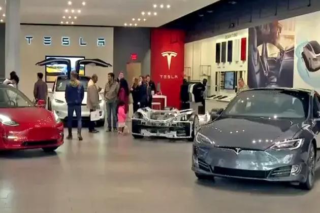 Tesla gambles with price cuts, lower growth of profits