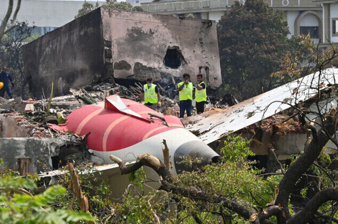 Air India crash report does not blame pilot  New Delhi