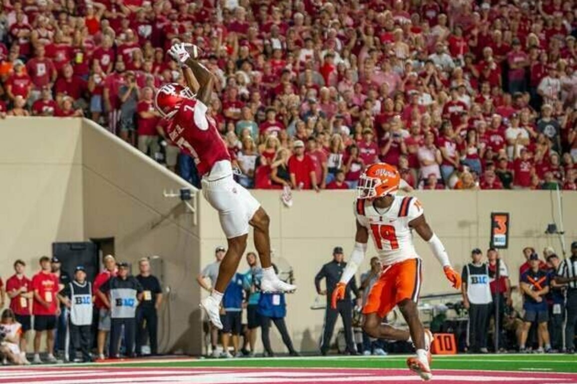 No. 19 Indiana smashes No. 9 Illinois behind 5 Fernando Mendoza TDs