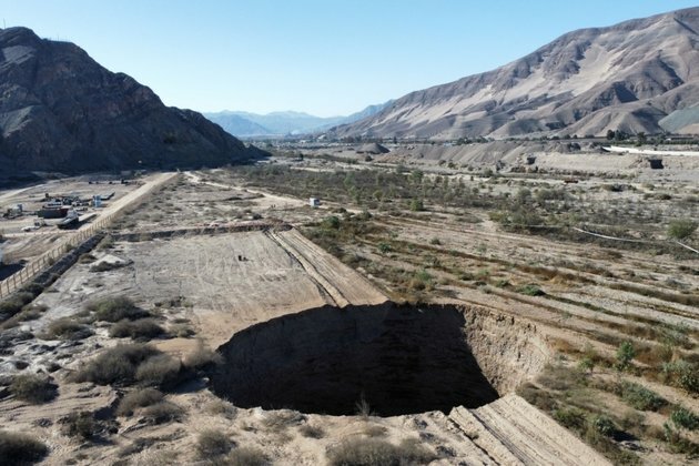 Chile Sinkhole Grows Large Enough to Swallow France&#039;s Arc de Triomphe