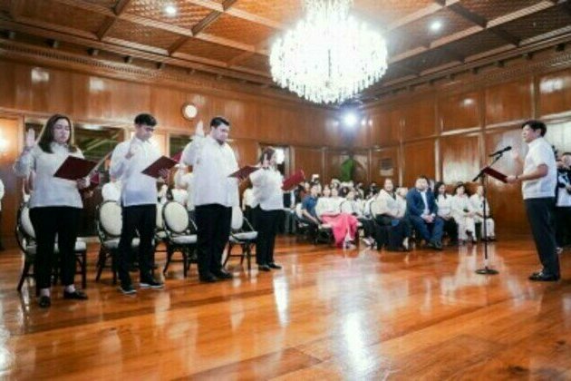 Marcos swears in new PCO officials