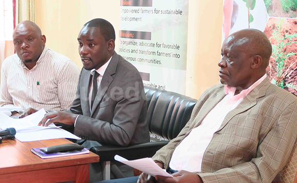 EKIBIINA ekigatta abalimi mu ggwanga ekya Uganda National Farmers Federation kivuddeyo ku bbeeyi ya kasooli gye bagambye nti enyigiriza omulimi wa wansi . Wano Okuva ku (kkono) Grace Musimami Kezi omwogezi w'ekibiina (wakati) Dr. Dick Nuwamanya Kamuganga ne Augustine Mwendya nga yaakulira ekibiina kino nga bali mu lukiiko lw'abaamawulire mwe baayogeredde ku nsonga ezikwata ku bbeeyi ya Kasooli EKIBIINA ekigatta abalimi mu ggwanga ekya Uganda National Farmers Federation kivuddeyo ku bbeeyi ya kasooli gye bagambye nti enyigiriza omulimi wa wansi . Wano Okuva ku (kkono) Grace Musimami Kezi omwogezi w'ekibiina (wakati) Dr. Dick Nuwamanya Kamuganga ne Augustine Mwendya nga yaakulira ekibiina kino nga bali mu lukiiko lw'abaamawulire mwe baayogeredde ku nsonga ezikwata ku bbeeyi ya Kasooli