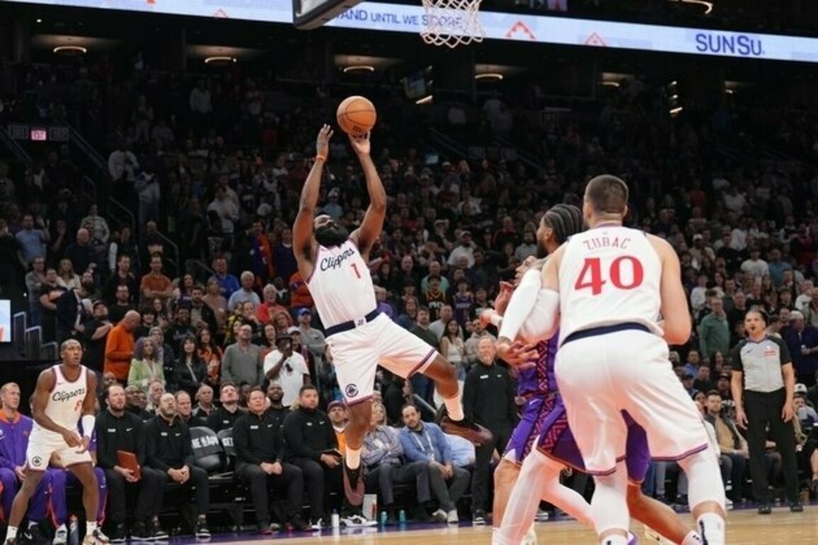 Clippers' James Harden soars into meeting with Knicks