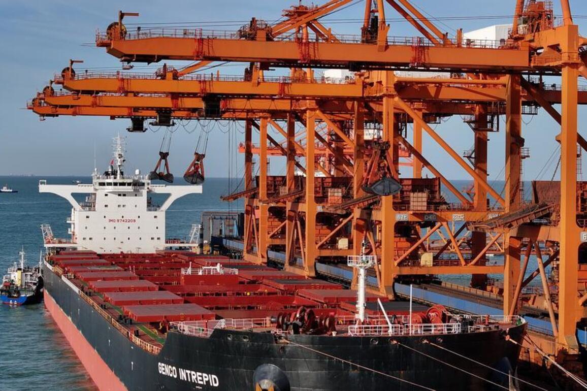 Update: China's foreign trade hits new high, up 3.8 pct in 2025