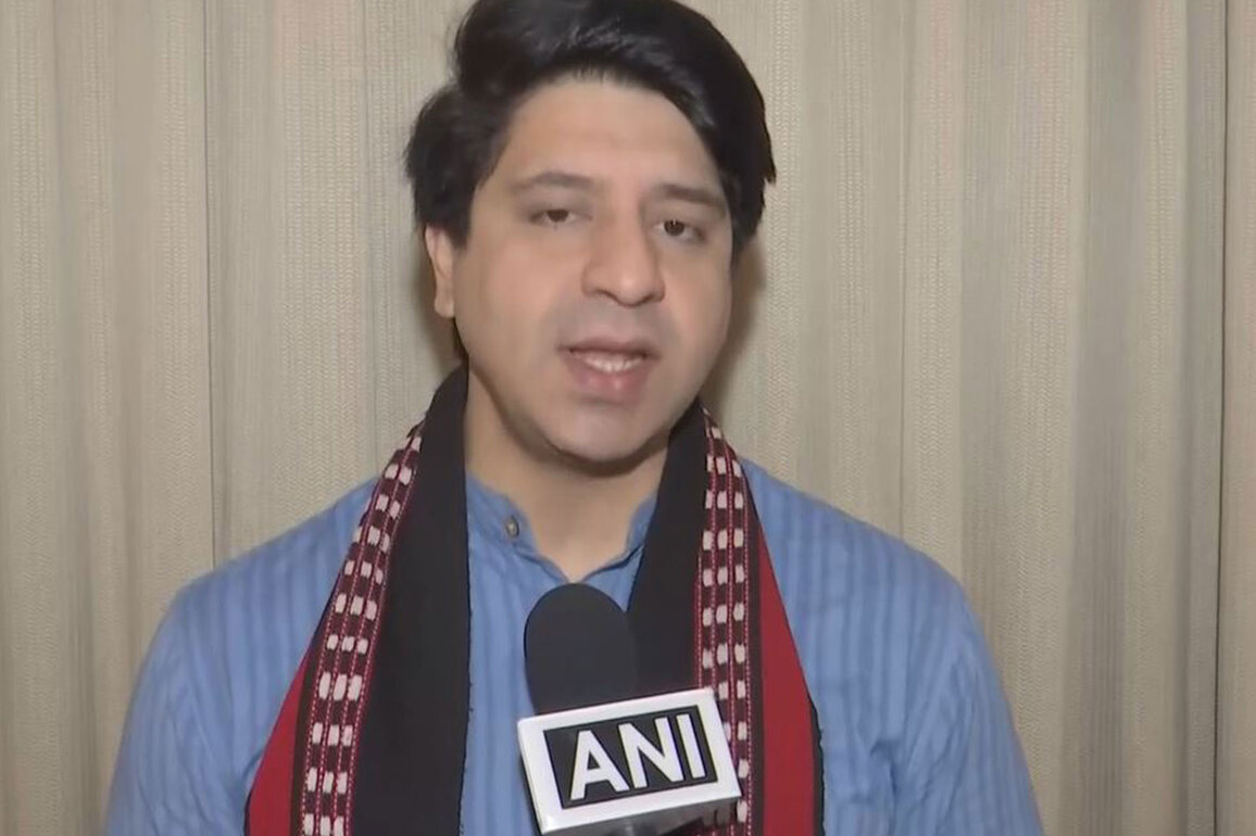 "Rahul Ganhsi is Insecure leader": BJP's Shehzad Poonawalla on former Congress leader's remarks