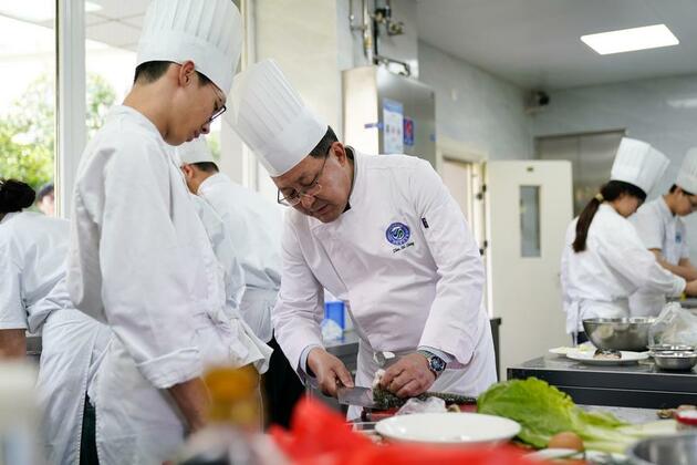 China's local cuisine law spices up global dining tables