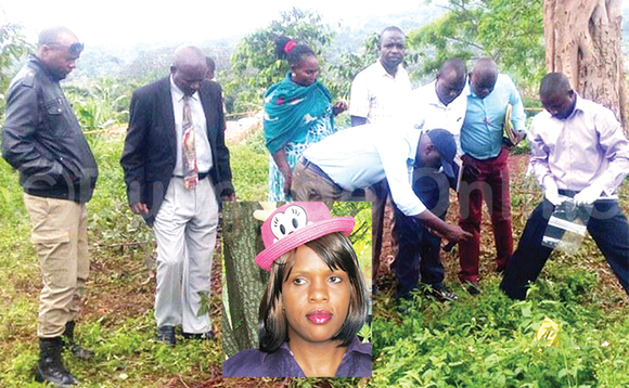 Abakola ku kunoonyereza nga beekebejja awaasangiddwa omulambo gwa Zalwango mu katono Abakola ku kunoonyereza nga beekebejja awaasangiddwa omulambo gwa Zalwango mu katono
