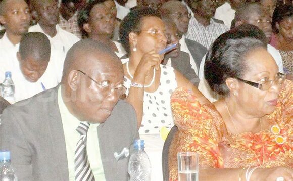 Abamu ku baabadde mu kukubaganya ebirowoozo ku Bajeti eggulo. Owookubiri ku kkono ye Kato Lubwama, addiriddwa meeya wa Lubaga Joyce Ssebuggwawo n’eyali Katikkiro Muliika. Abamu ku baabadde mu kukubaganya ebirowoozo ku Bajeti eggulo. Owookubiri ku kkono ye Kato Lubwama, addiriddwa meeya wa Lubaga Joyce Ssebuggwawo n’eyali Katikkiro Muliika.