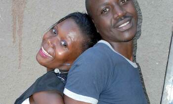 Mary Nasejje ne bba Junior Serwadda nga bali mu biseera byabwe eby’eddembe mu maka gaabwe e Mpereerwe. Mary Nasejje ne bba Junior Serwadda nga bali mu biseera byabwe eby’eddembe mu maka gaabwe e Mpereerwe.