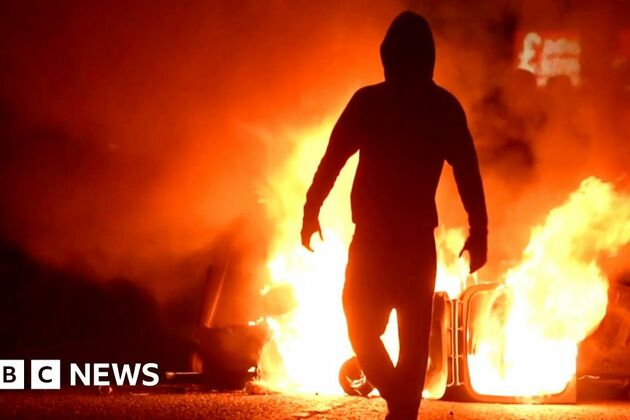 Violence continues in Northern Ireland for third night