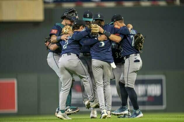 Streaking Mariners look to stay hot vs. tumbling Twins