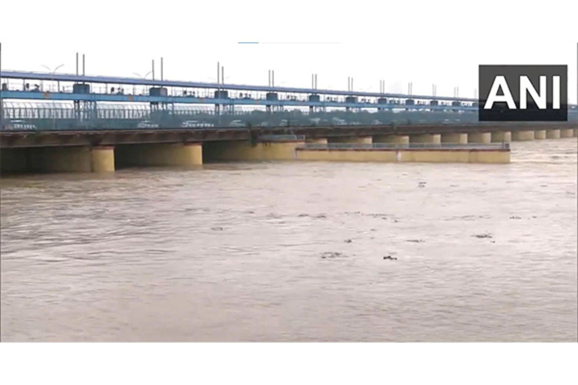 Delhi continues to experience rain, Monastery market shopkeepers remove goods due to rising level of Yamuna