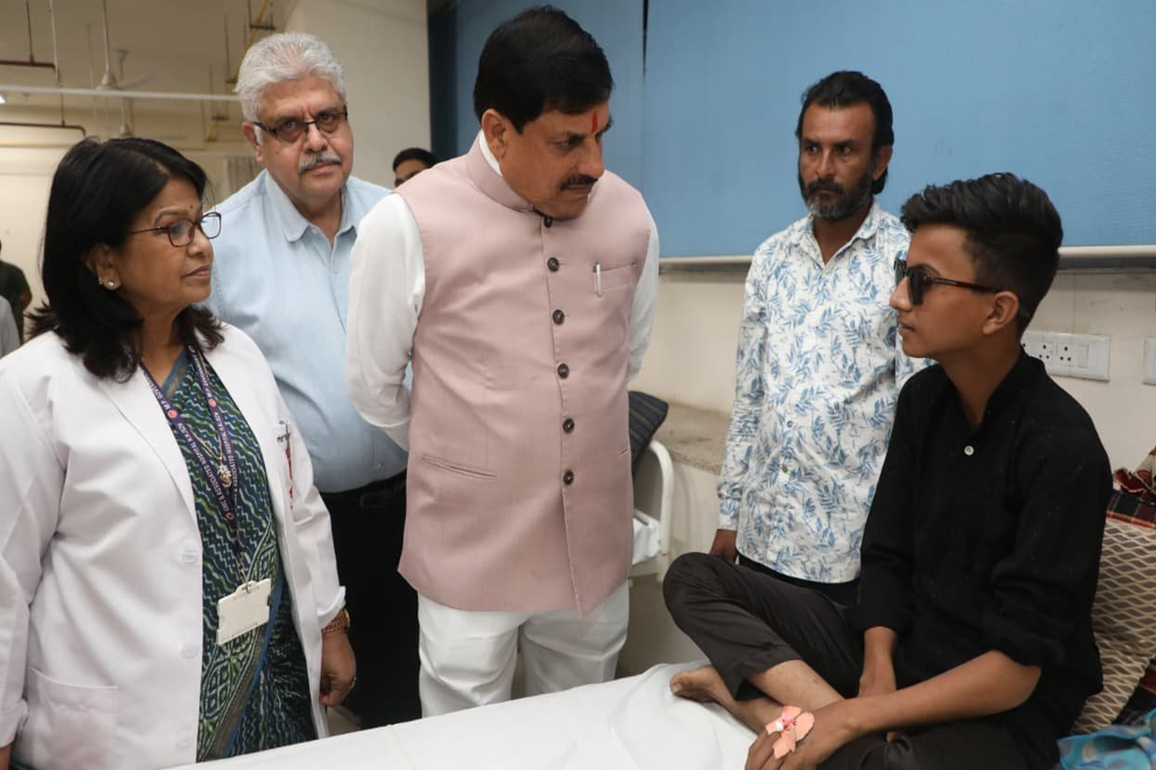 MP CM visits Hamidia hospital to meet children injured by carbide guns