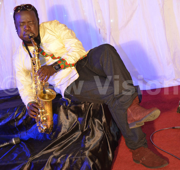  lto saxophonist ichael itanda thrilling his fans during the concert at the ampala olping otel on unday