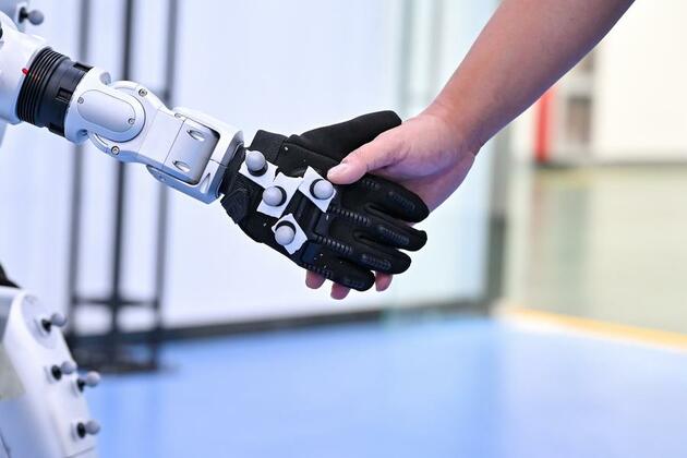 Chinese humanoid robots demonstrate industrial capabilities in live factory test