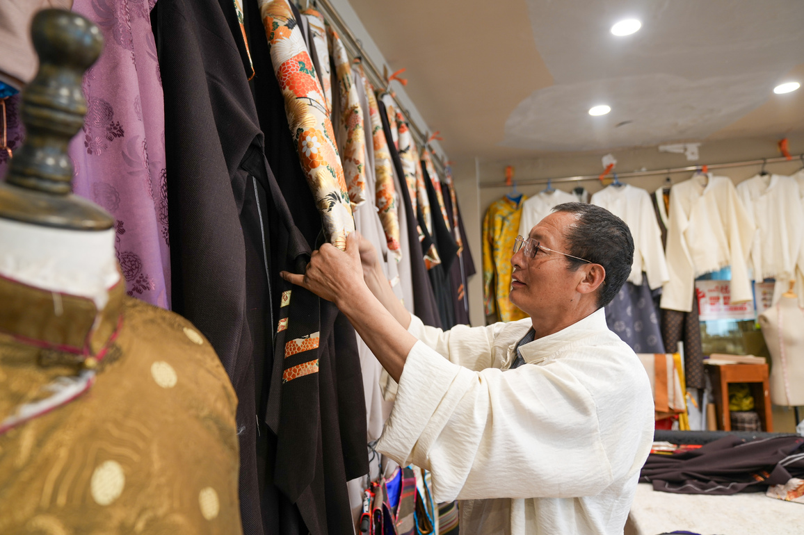 (InXizang)CHINA-XIZANG-TIBETAN CLOTHING-INHERITOR (CN)