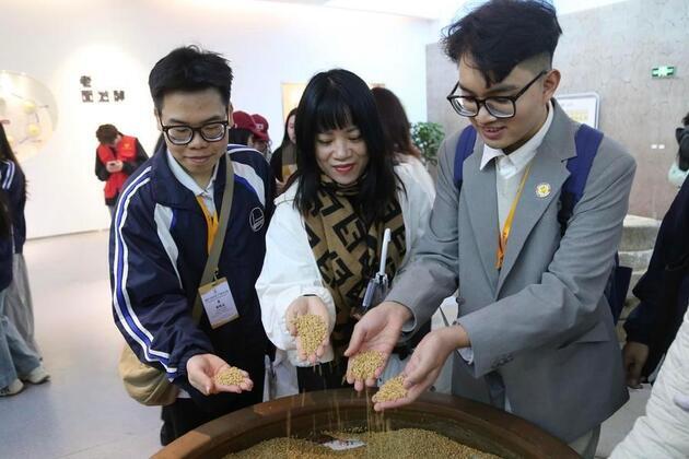 Journey through shared red memories: Vietnamese youth trace close bonds via inspiring China tour