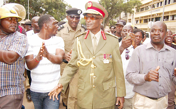 Gen Kayihura ng’atambula n’abantu okuli; Abdallah Kitatta (ku ddyo), Gear Box (ku kkono) omugenzi Afande Kaweesi (emabega) bwe yali ava e mbuya okumwambaza ennyota z’okumukuza okutuuka ku ddaala lya Genero. Gen Kayihura ng’atambula n’abantu okuli; Abdallah Kitatta (ku ddyo), Gear Box (ku kkono) omugenzi Afande Kaweesi (emabega) bwe yali ava e mbuya okumwambaza ennyota z’okumukuza okutuuka ku ddaala lya Genero.