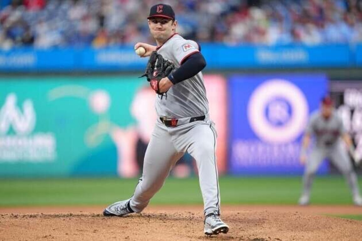 Guardians win 7th straight, nip Phils 1-0 on late pinch-hit HR