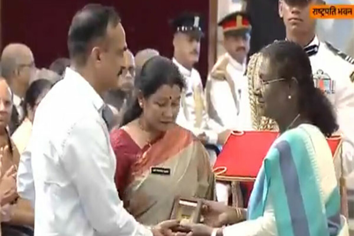 President Murmu honours Captain Deepak Singh with Shaurya Chakra