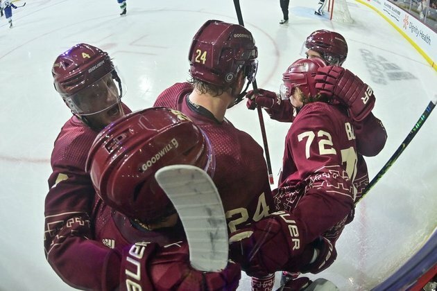 Coyotes nip Canucks to get fifth straight home win