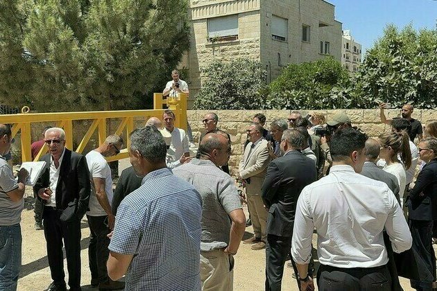 Israeli troops fire warning shots at foreign diplomats 
