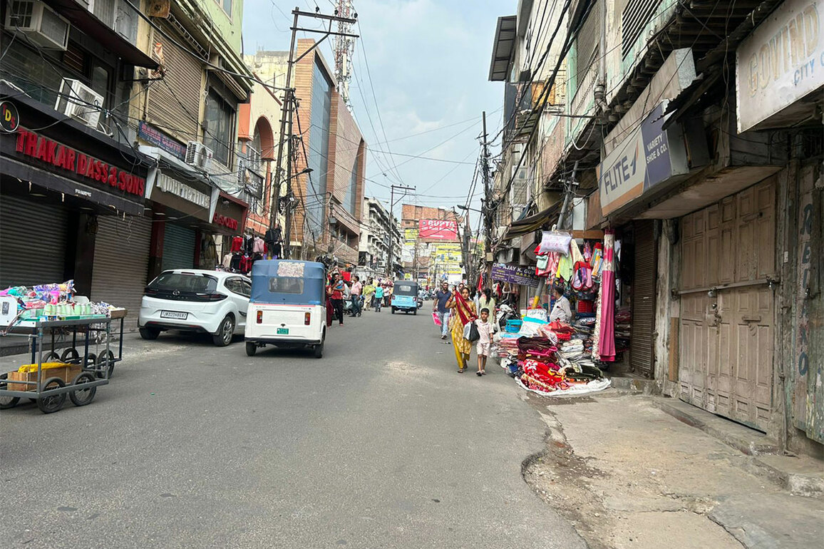 J-K: Shops begin to reopen in City Chowk, some remain closed due to continuing tension