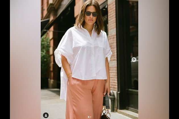 Ashley Graham praised for flaunting her stretch marks