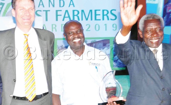 Omubaka wa Budaaki mu Uganda, Henk Van Baker ng’ali ne Anthony Mateega (wakati) ne Charles Byarugaba eyakutte ekyokubiri. Omubaka wa Budaaki mu Uganda, Henk Van Baker ng’ali ne Anthony Mateega (wakati) ne Charles Byarugaba eyakutte ekyokubiri.