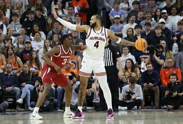 No. 1 Auburn survives tough battle with visiting Arkansas