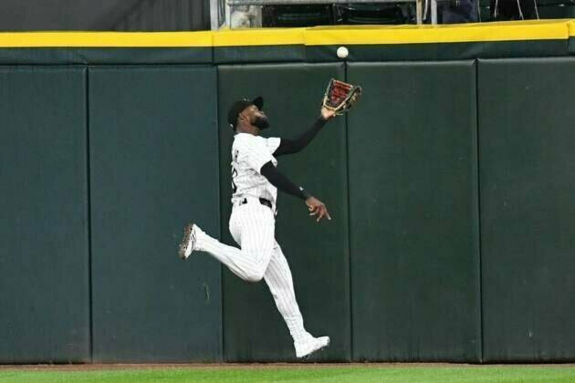 White Sox place Luis Robert Jr. (hamstring) on 10-day IL