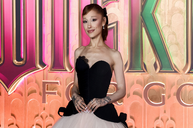 Ariana Grande reacts after photo-editing error shows six fingers