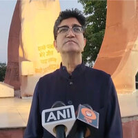 "Unhone mujhe is vigyapan ke jagat se milvaya": Prasoon Joshi remembers ad legend Piyush Pandey