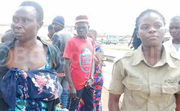 Katuharwe (ku kkono) ng’atwalibwa ku poliisi ya Kaleerwe. Katuharwe (ku kkono) ng’atwalibwa ku poliisi ya Kaleerwe.