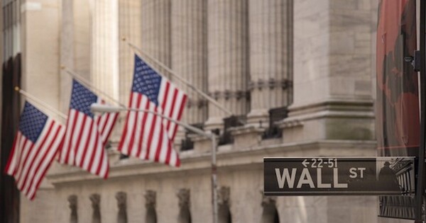 Wall Street retreats on techs weakness