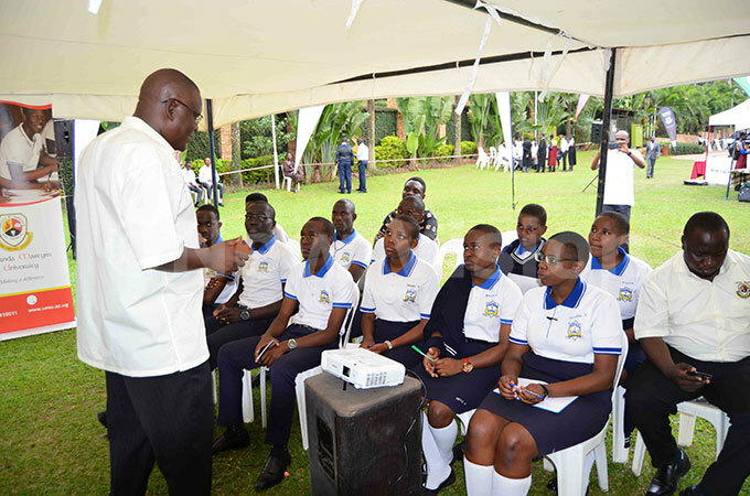  he students of aalya  amugongo ampus receiving career tips from ohn mmanuel tiang his was during the career fair organised by ganda artyrs niversity kozi at rotea otel on hursday