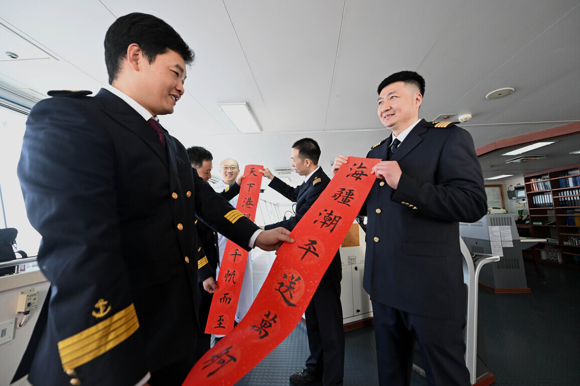 Economy&Life | Port pilots secure ship navigation with centimeter-level precision at Tianjin Port