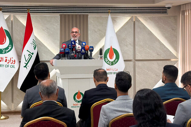 Iraq signs 7 strategic agreements in Washington worth $200 billion: Oil Minister