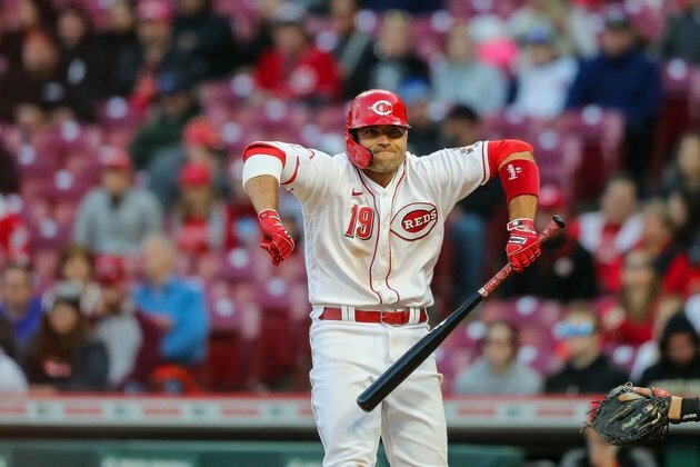 Reds' Votto taken off COVID-19 list, plays in hometown of Toronto