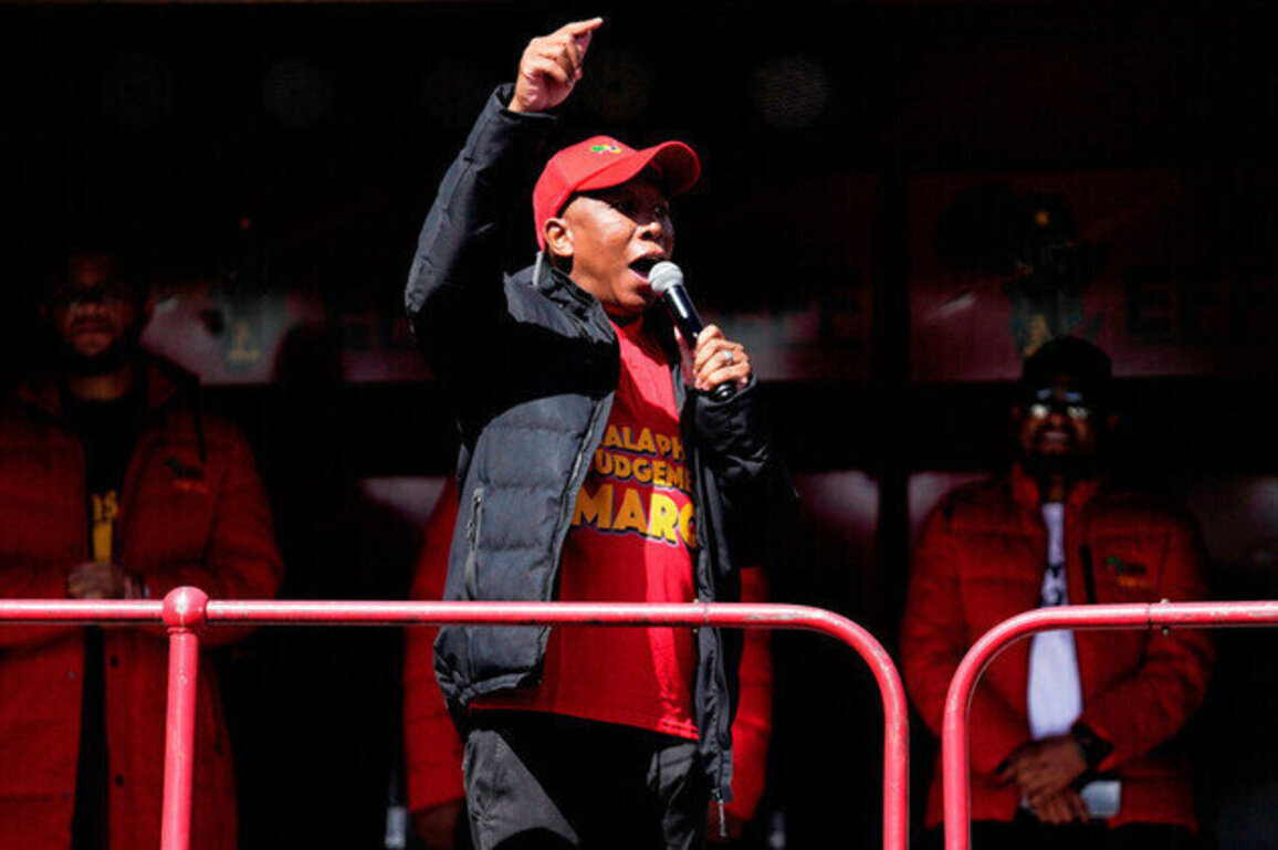 South African opposition leader defends migrants