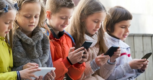 Australian under-16s bid goodbye to social media under new law