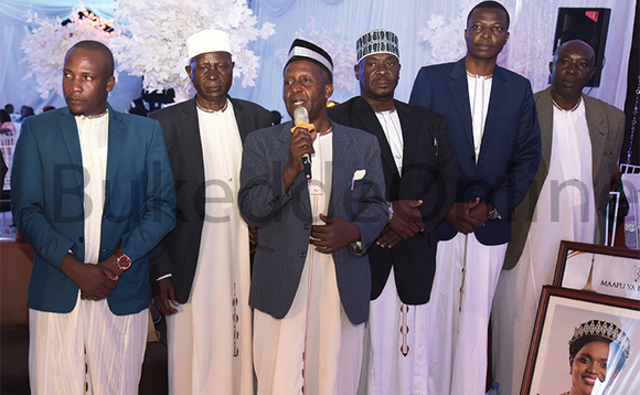 Okuva ku kkono: Omusika wa kitaawe wa Rema, Richard Mutyaba Ggere ne bataata be abalala nga boogera ku mukolo. Okuva ku kkono: Omusika wa kitaawe wa Rema, Richard Mutyaba Ggere ne bataata be abalala nga boogera ku mukolo.