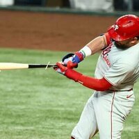 Kyle Schwarber's 42nd HR caps rally as Phillies get past Reds