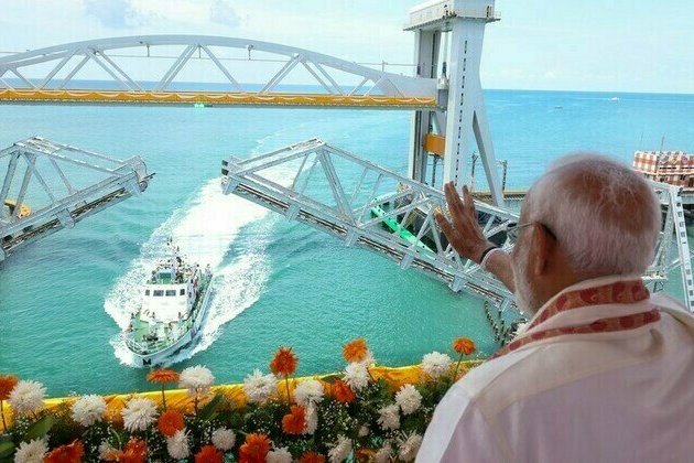 Modi launches Indias first vertical-lift sea bridge 