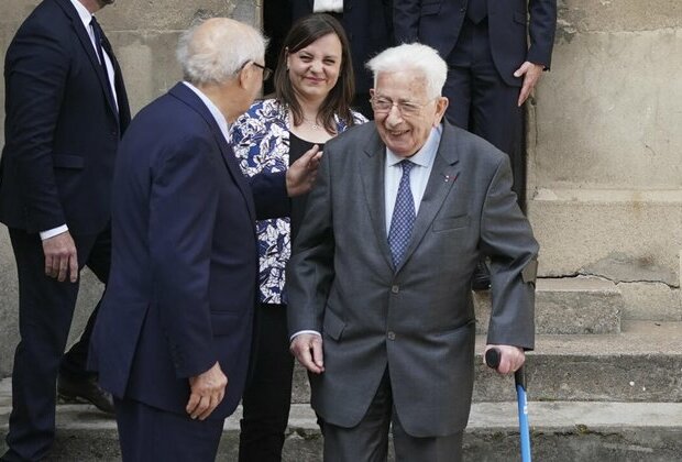 Claude Bloch, last French survivor of Auschwitz camp, dies aged 95