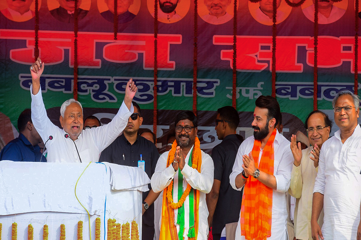 EC Data shows Nitish led NDA way past halfway mark, Gathbandhan performs poorly