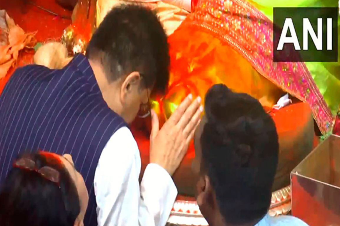 Ganesh Chaturthi 2025: Union Minister Piyush Goyal offers prayers at Lalbaugcha Raja